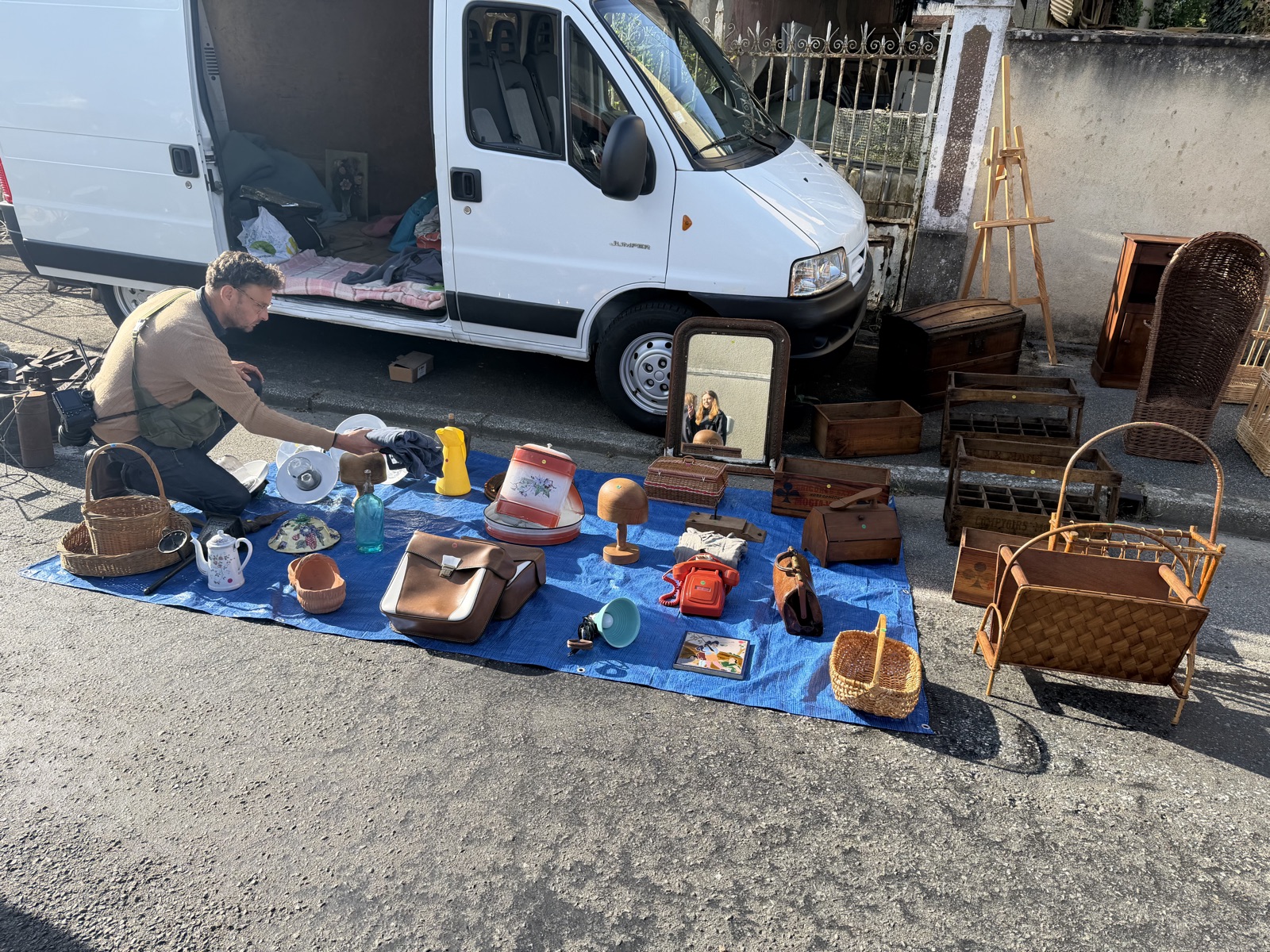 The blue-blanket stall where the porte-clés turned up